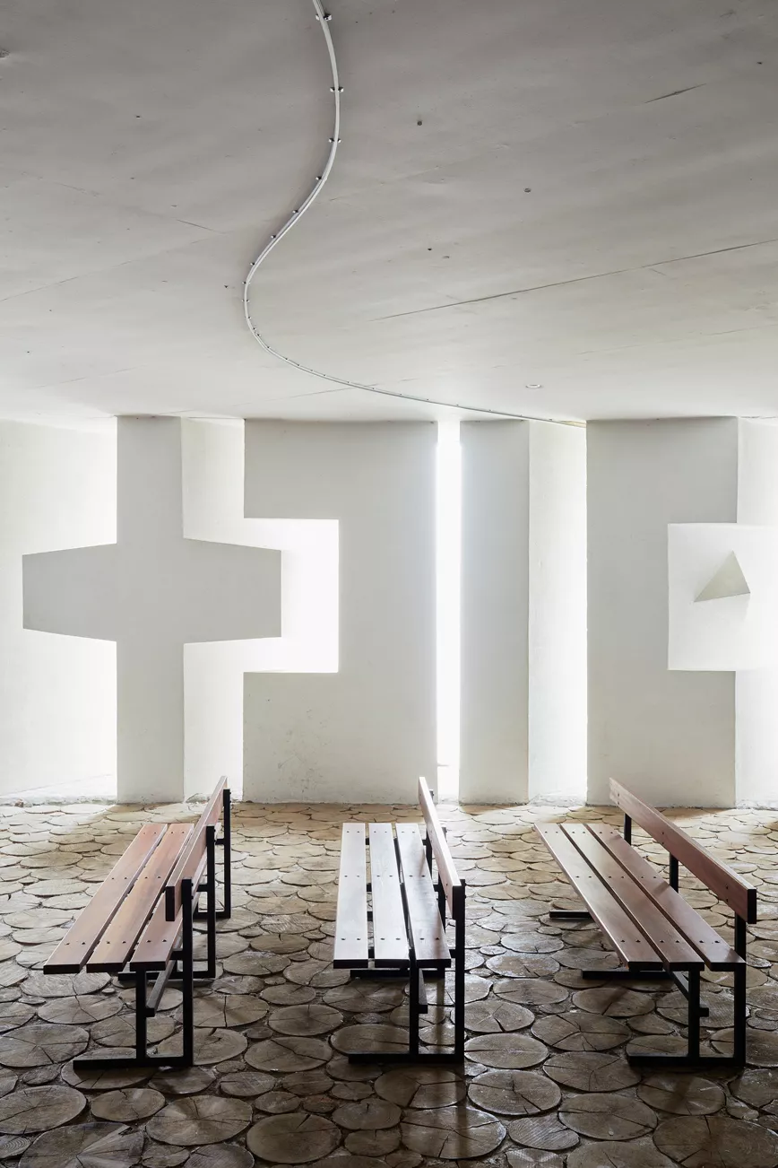 Mur de lumière - Arcabas, eglise du Saint Esprit, Chamrousse