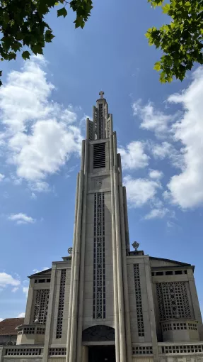 Façade de l’église Notre-Dame-de la Consolation, au Raincy ; Architecte Perret. © Djah, sous Licence « CC BY SA 3.0 »