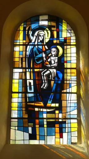 Verrière de l’artiste Paul Martineau des « Artisans du Sanctuaire » dans l’église Saint-Bonnet à Villard-de-Lans