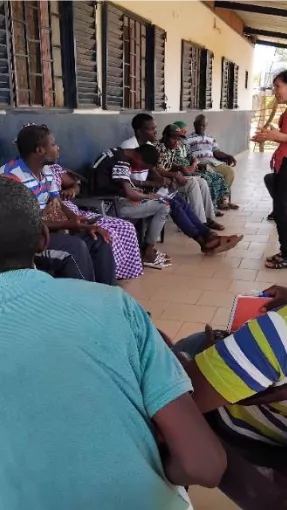 Un sous-groupe en discussion avec la sage-femme, à Ethiolo, mai 2024