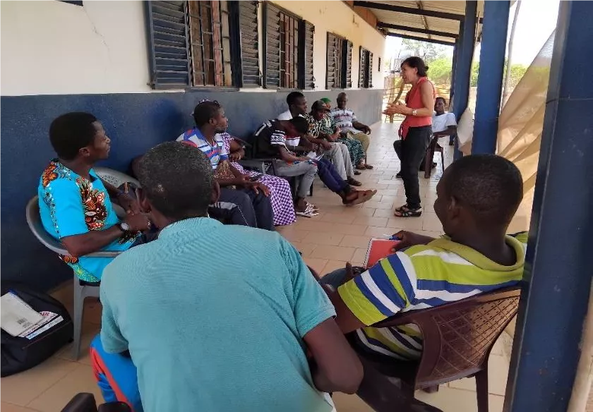 Un sous-groupe en discussion avec la sage-femme, à Ethiolo, mai 2024