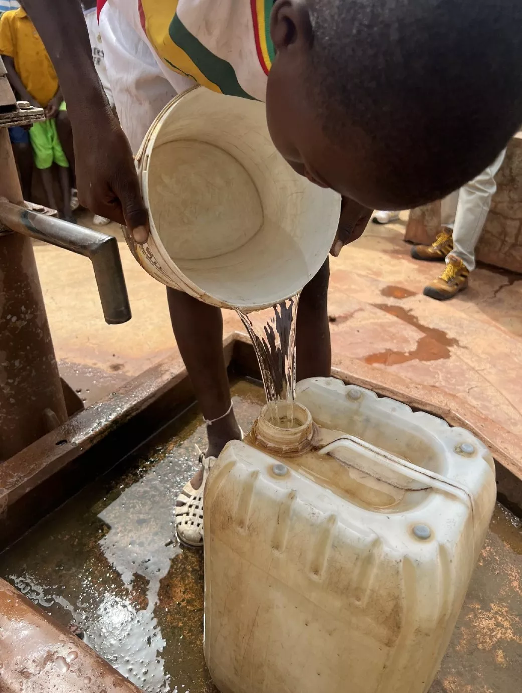 Photographie de l'utilisation d'une pompe à motricité humaine située dans le village de Landé Baityl dans la commune de Bandafassi ©Chloé Richard